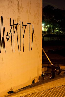 O uso do extensor com rolo de tinta, prática comum. (crédito: acervo pessoal Djan)