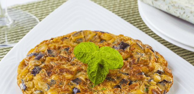 Omelete de berinjela para um refeição rápida, leve e cheia de sabor