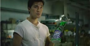 Marca de produto de limpeza inova em comercial protagonizado por homem