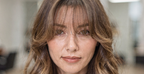 Franja cortina desfiada é a tendência absoluta para quem busca leveza e movimento no cabelo