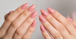Use estas cores de esmalte que rejuvenescem e veja suas mãos mudarem em minutos
