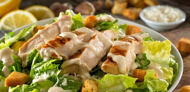 Salada Caesar tradicional vai impressionar seus convidados