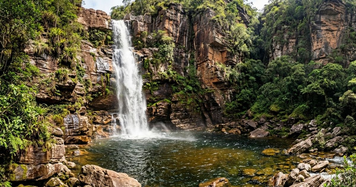Quase 300 quilômetros de trilhas, 33 cachoeiras e três biomas em 152 mil hectares: o parque baiano onde a Cachoeira da Fumaça despenca por 390 metros entre campos rupestres, Cerrado e Mata Atlântica