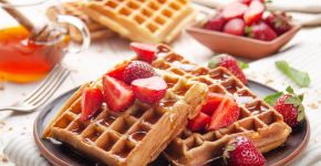 Waffle com morangos: aprenda essa receita fácil e deliciosa para o café da manhã de domingo