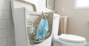 Coloquei uma máscara descartável no vaso sanitário e minha família toda está elogiando faz uma semana