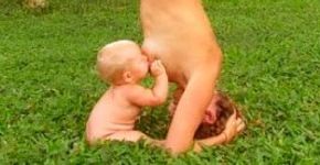 Mãe afirma que foto de amamentação durante yoga é verdadeira
