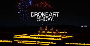 Centenas de drones iluminam céu de Porto Alegre em evento internacional com direito a concerto à luz de velas