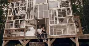 Casal constrói casa de vidro utilizando janelas usadas