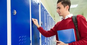 Projeto quer obrigar as escolas a disponibilizarem armários para os alunos guardarem material escolar