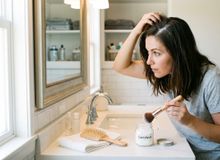 Featured side: Nem shampoo seco, nem talco: o ingrediente caseiro que absorve a oleosidade do couro cabeludo e deixa o cabelo fresco