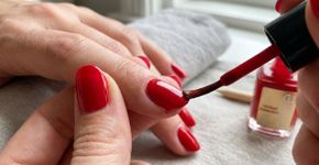 Melhor forma para o esmalte ficar mais tempo sem descascar nas pontas