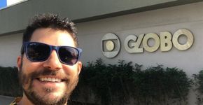 Evaristo Costa ‘volta’ à Globo e celebra posto de influenciador