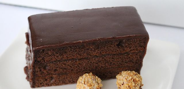 Bolo de chocolate pra lá de especial; confira a receita