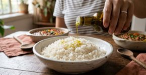 Os portugueses concordam: “Para deixar o arroz mais soltinho e saboroso, o segredo é adicionar um fio de azeite durante o cozimento.”