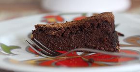 Bolo Mousse de Chocolate: molhadinho, cremoso e sem farinha