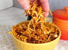 Featured side: Cebola crispy na airfryer: o truque simples para deixar a cebola douradinha e crocante