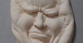 Artista cria esculturas surreias com materiais orgânicos
