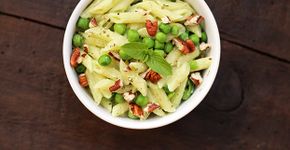 Penne ao molho de iogurte com ervilhas e nozes