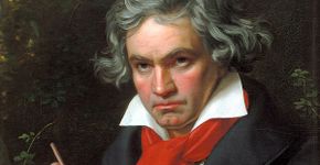 Músico toca violino com cordas feitas de fio de cabelo humano
