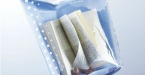 Japoneses criam bolsa impermeável que permite ler livros na piscina