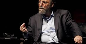 Brasileiro faz paraplégico andar e ironiza ministro da educação