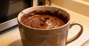 Truque do pote pra fazer bolo de chocolate molhadinho em 5 minutos no micro-ondas
