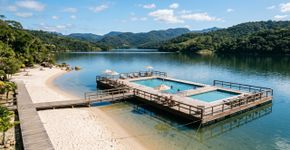 Areia branca e piscinas naturais flutuantes: o paraíso que encanta visitantes com suas paisagens impressionantes