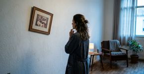 Família percebia que um dos quadros da sala amanhecia torto todos os dias, endireitou a moldura várias vezes e passou a marcar a posição para ter certeza de que não estava imaginando