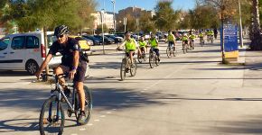 Policiais ensinam crianças a andar de bicicleta na Espanha