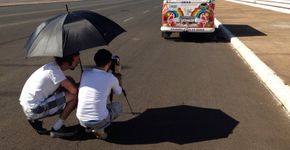 Casal de artistas viaja o país em uma Kombi colorida para levar teatro e música a crianças