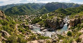 Tem 11.000 habitantes, mas recebe 150.000 turistas por ano: a cidade com rios, cachoeiras e uma paisagem serrana única que parece saída da Noruega