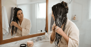 Como fazer uma máscara caseira de hidratação que elimina o frizz do cabelo ressecado na primeira aplicação