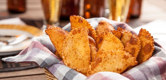 Massa de pastel com 3 ingredientes para um lanche fácil e gostoso