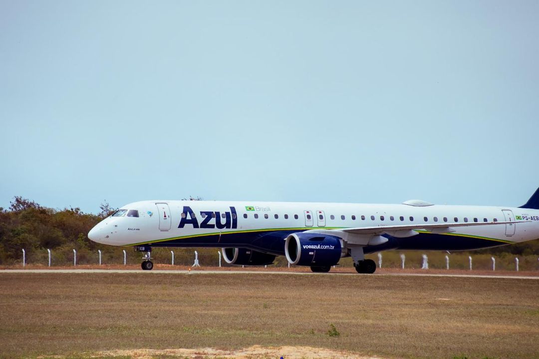 Avião da Azul pousa no aeroporto de Aracati, no litoral do Ceará