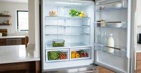 Deixar a carne marinando sobre a bancada enquanto prepara o restante da refeição é arriscado: no Canadá, a orientação é fazer a marinada dentro da geladeira, e não em temperatura ambiente