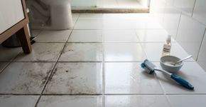 Limão, água oxigenada e bicarbonato: por que essa mistura é “infalível” para clarear rejunte e azulejo encardido
