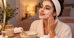 A máscara facial caseira que se aplica à noite deixa a pele com um aspecto mais luminoso pela manhã