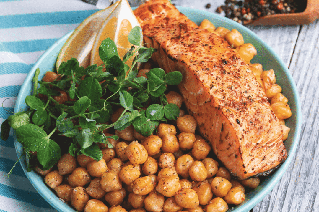 Salmão assado com grão-de-bico crocante (Imagem: koss13 | Shutterstock)