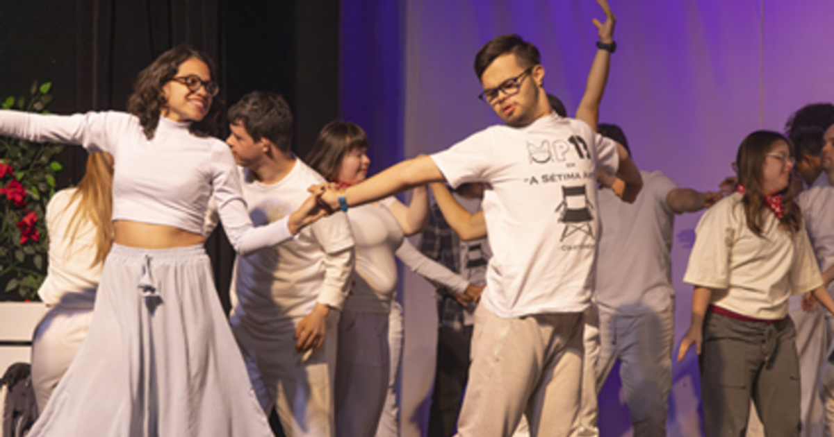 Oficina dos Menestréis apresenta o musical A Sétima Arte, com elenco formado por 40 atores com Síndrome de Down