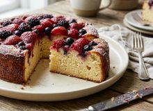 Featured side: A sobremesa proteica do dia: torta de ricota, limão e frutas vermelhas, sem farinha e super cremosa