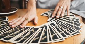 Tarot mensal: previsões para os 12 signos em outubro de 2026