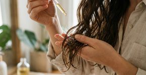 Aplicar óleo no cabelo molhado nem sempre entrega o mesmo resultado: a quantidade de água muda a forma como o produto se espalha