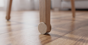 Recupere o brilho do piso laminado riscado com o uso estratégico de óleo de peroba e uma flanela seca