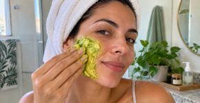 Passar comida no rosto virou skincare nas redes: o que a pele realmente recebe e quais riscos o vídeo não mostra?