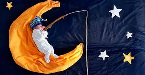 Mãe cria cenários simples e encantadores para fotografar bebê durante sono