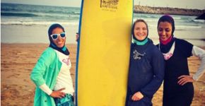 Jovens praticam surf no Irã para lutar contra o machismo