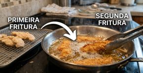 Na hora de empanar apenas uma fritura prolongada não é suficiente, cozinheiros recomendam: uma segunda fritura rápida, pois ela deixa o exterior mais crocante sem ressecar o interior