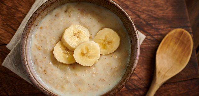 Economize tempo e coma bem com esta receita de mingau de aveia com banana incrível