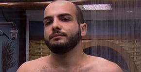 BBB 18: Mahmoud volta a tomar banho pelado e internet não perdoa
