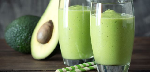 Faça uma vitamina de abacate deliciosa para o café da manhã